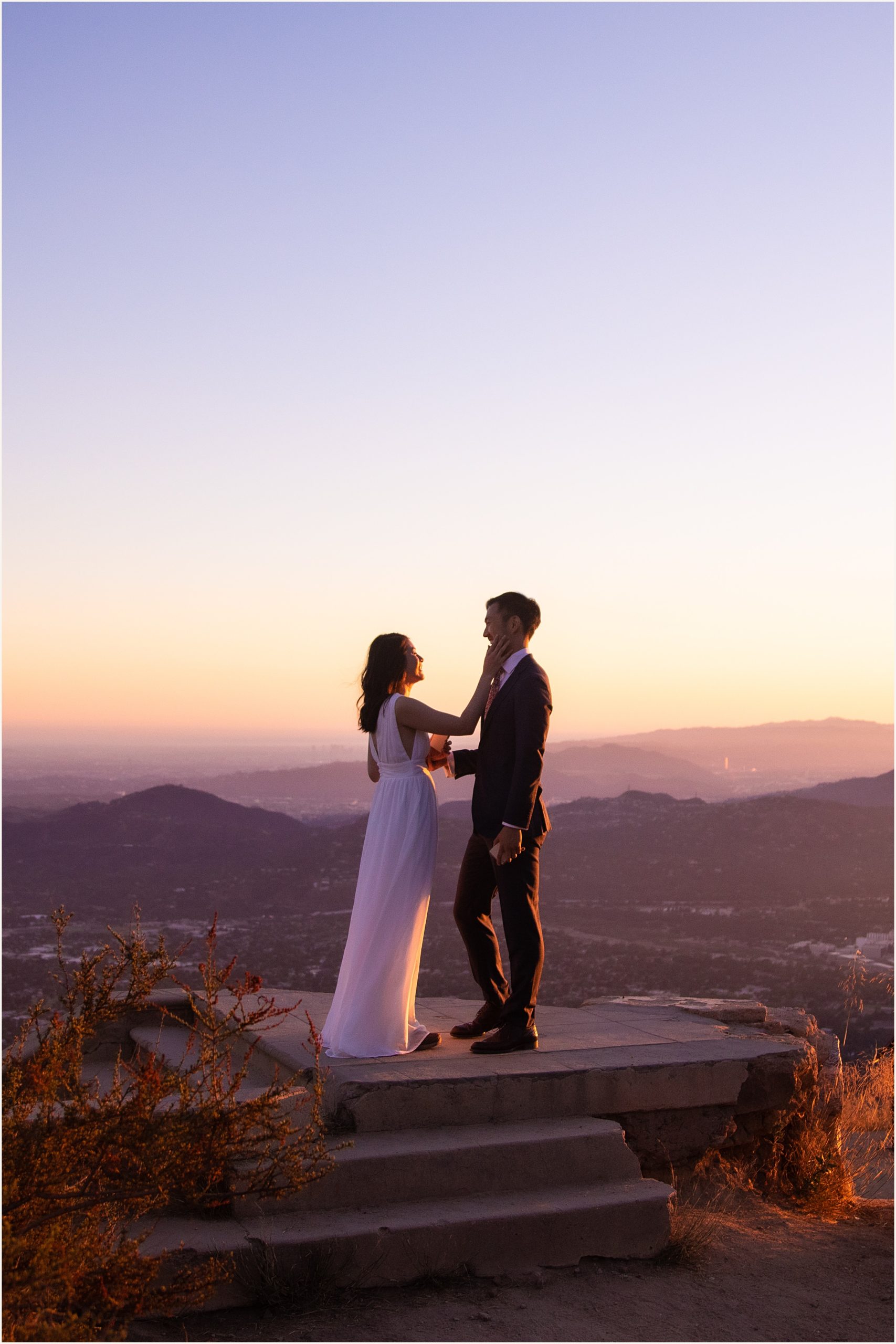 hang-and-Matt_0013 6 Adventure Elopement Tips: How to Stay Looking Fresh for Your Hiking Elopement