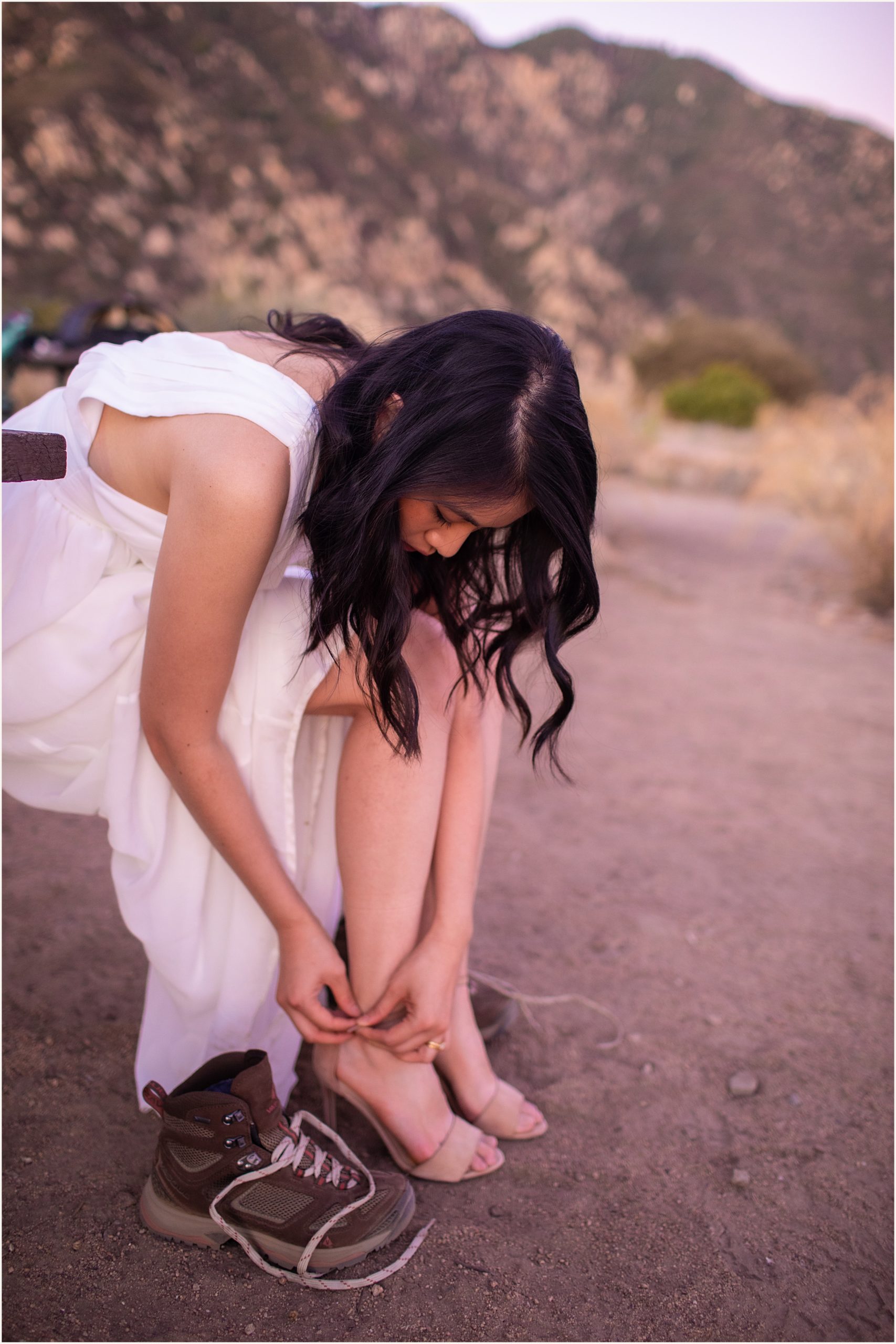 hang-and-Matt_0013 6 Adventure Elopement Tips: How to Stay Looking Fresh for Your Hiking Elopement