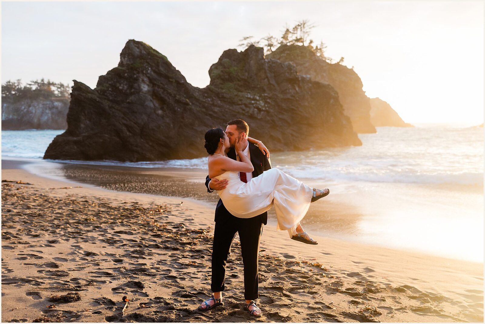 redwood-elopement_wenya-and-wilson_0026-1600x1070 Adventure Weddings + Elopements redwood-elopement_wenya-and-wilson_0026-1600x1070 Redwood Elopement | Eloping With Friends