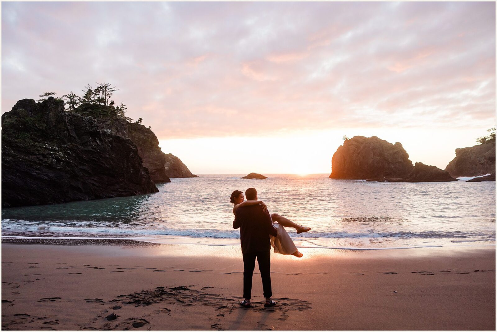 redwood-elopement_wenya-and-wilson_0026-1600x1070 Adventure Weddings + Elopements redwood-elopement_wenya-and-wilson_0026-1600x1070 Redwood Elopement | Eloping With Friends